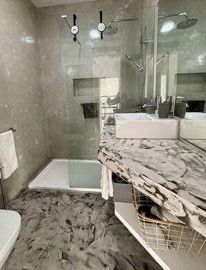 Dusche, Haartrockner, Handtücher, Seife