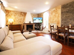 TV, fireplace