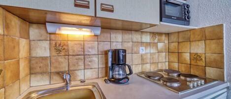 Fridge, oven, cookware/dishes/utensils
