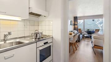 Kühlschrank, Ofen, Geschirrspüler, Kochgeschirr/Geschirr/Besteck