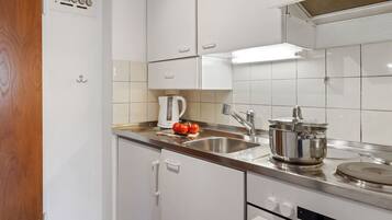 Kühlschrank, Ofen, Geschirrspüler, Kochgeschirr/Geschirr/Besteck