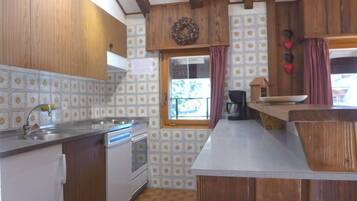 Frigorífico, horno, lavavajillas y utensilios de cocina