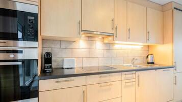 Jääkaappi, mikroaaltouuni, uuni, astianpesukone