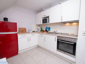 Kühlschrank, Mikrowelle, Ofen, Hochstuhl