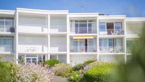 Un hotel de varios pisos con balcones y un patio central.