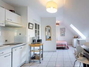 Réfrigérateur, micro-ondes, lave-vaisselle, grille-pain