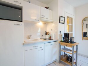 Réfrigérateur, micro-ondes, lave-vaisselle, grille-pain