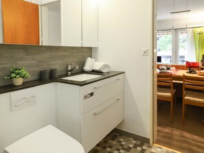 Réfrigérateur, four, batterie de cuisine, vaisselle et ustensiles