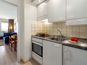 Kühlschrank, Ofen, Kochgeschirr/Geschirr/Besteck