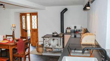 Réfrigérateur, four, lave-vaisselle, chaise haute