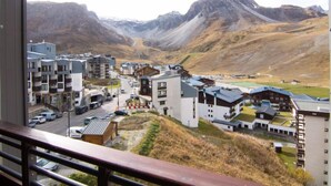 A view of a town with modern buildings and a mountainous backdrop. - Le Curling B (Val Claret) by Interhome (Tignes)