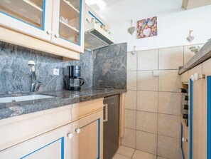 Kühlschrank, Mikrowelle, Ofen, Hochstuhl