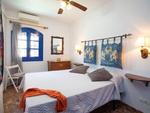 2 bedrooms, desk, Internet