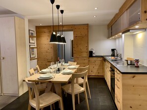 Fridge, oven, dishwasher, cookware/dishes/utensils