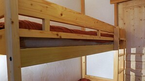 Una cama litera con estructura de madera y colchón.