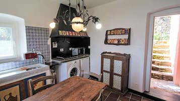 Kühlschrank, Mikrowelle, Geschirrspüler, Kochgeschirr/Geschirr/Besteck