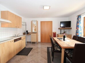 Fridge, microwave, dishwasher, cookware/dishes/utensils