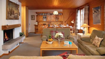 Fernseher, Kamin, DVD-Player