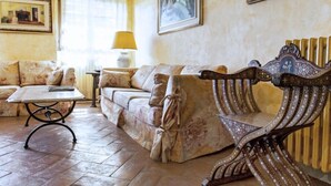 Un salon comprenant un canapé, une table basse et un banc décoratif.