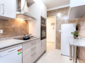 Fridge, microwave, oven, dishwasher - Apartment  Ronda by Interhome (L'Escala)