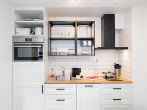 Réfrigérateur, lave-vaisselle, grille-pain