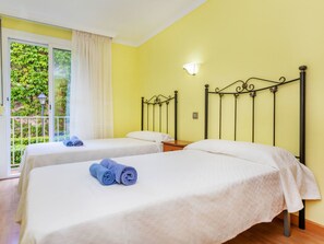 2 chambres, fer et planche à repasser, accès à Internet