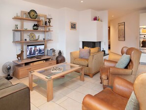 Fernseher, Kamin, DVD-Player