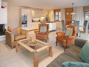 Fernseher, Kamin, DVD-Player