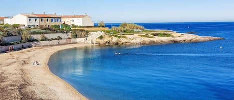 Una playa cerca