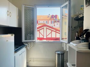 Kühlschrank, Mikrowelle, Kochgeschirr/Geschirr/Besteck