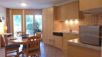 KĂŒhlschrank, Ofen, GeschirrspĂŒler, Kochgeschirr/Geschirr/Besteck