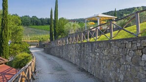 A stone bridge with a wooden railing, leading to a white gazebo on a hillside. - Apartment Lucia by Interhome (Bucine)