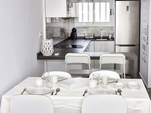 Frigorífico, microondas, lavavajillas y utensilios de cocina