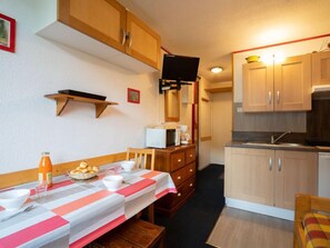 Réfrigérateur, micro-ondes, batterie de cuisine, vaisselle et ustensiles