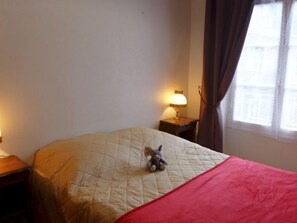 2 habitaciones y tabla de planchar con plancha 