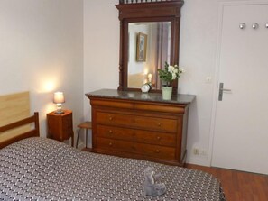 2 chambres, fer et planche à repasser