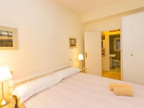 3 quartos, ferros/tábuas de passar roupa, acesso à internet