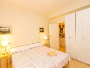 3 chambres, fer et planche à repasser, accès à Internet