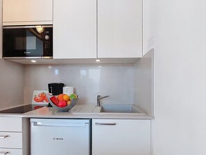 Réfrigérateur, four, batterie de cuisine, vaisselle et ustensiles