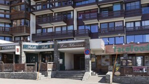 Ett hotell med flera våningar och balkonger, en pub som heter ”Fresh Pub” och en restaurang som heter ”Les Glaciers”.