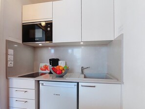 Réfrigérateur, four, batterie de cuisine, vaisselle et ustensiles