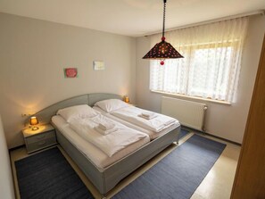 3 chambres, bureau, accès Internet