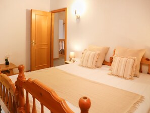 3 chambres, bureau, accès à Internet
