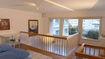 1 habitación, escritorio, tabla de planchar con plancha y internet