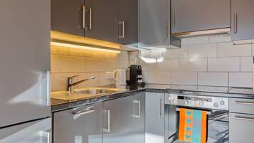 Jääkaappi, uuni, astianpesukone, keittoastiat/astiat/ruokailuvälineet