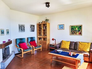 Televisión y chimenea 