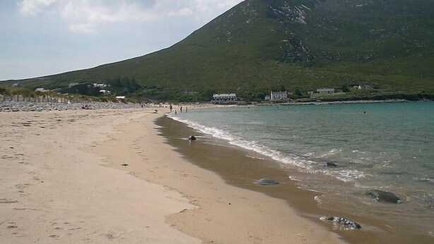 Una playa con una montaña al fondo.