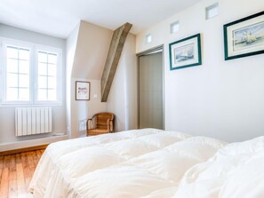 2 bedrooms, desk, WiFi