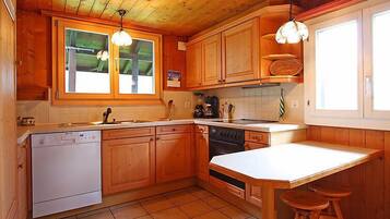 Kühlschrank, Mikrowelle, Ofen, Geschirrspüler