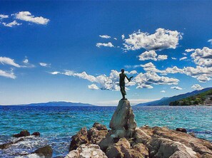 بالقرب من الشاطئ